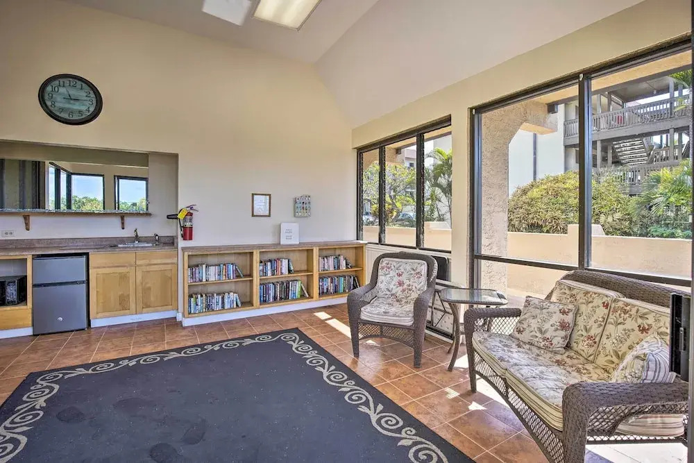 Downtown Kona Condo w/ Pool Access: Walk to Beach!