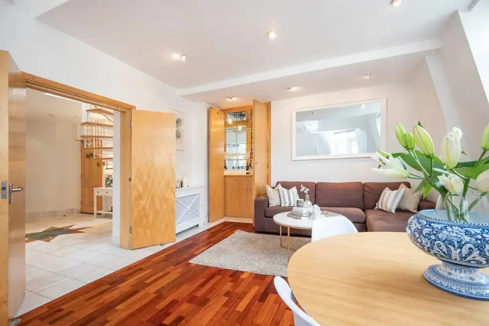 Stylish 2-bed Flat by Piccadilly Circus & Mayfair