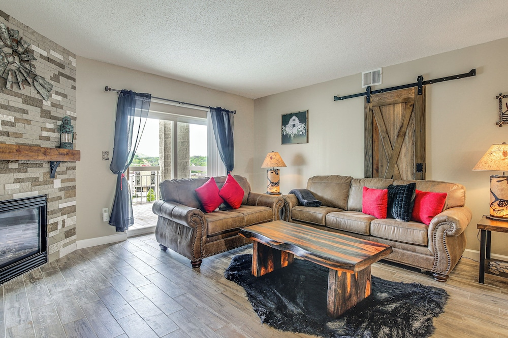 3 Mi to Dollywood: Pigeon Forge Condo w/ Pools!