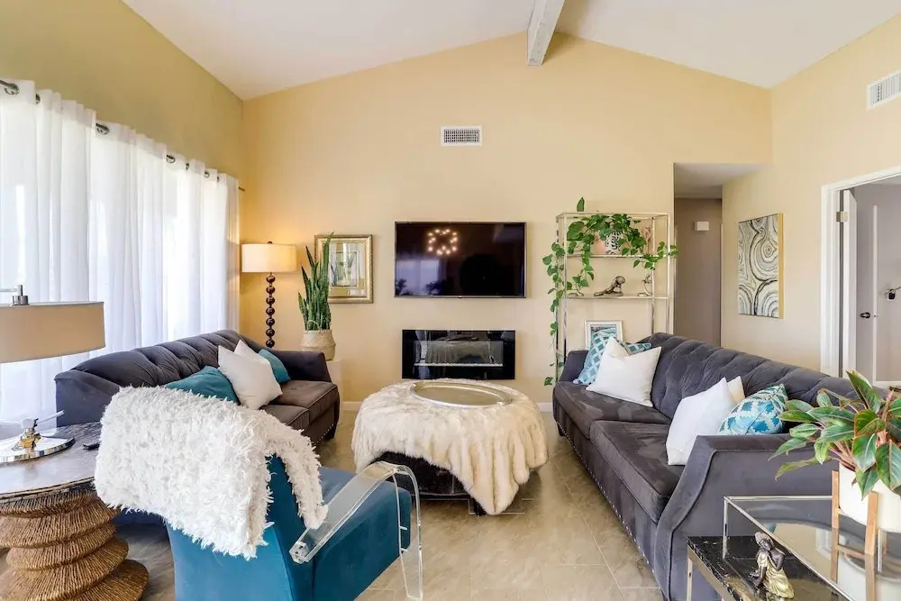 2 Mi to Indian Wells: Palm Desert Home w/ Fire Pit