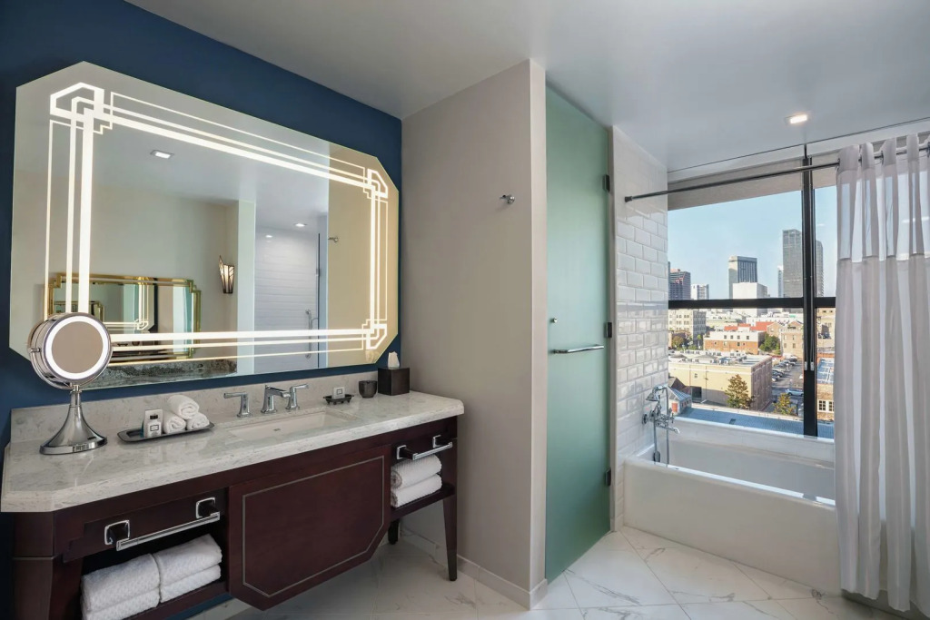 The Higgins Hotel New Orleans, Curio Collection by Hilton
