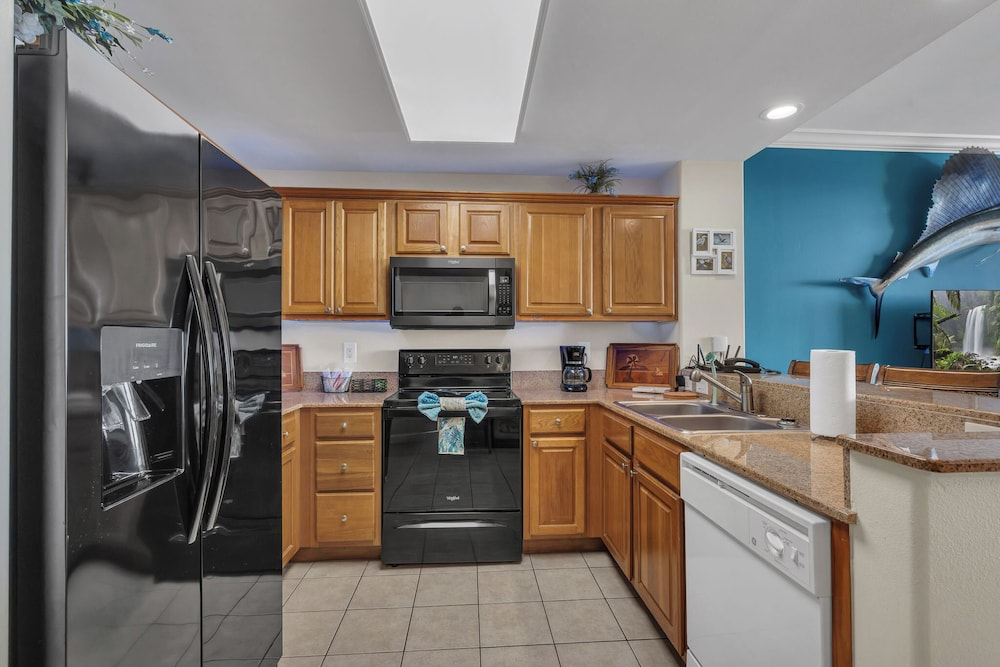 Luxury Condo w/ Huge Private Balcony on Lake Bryan