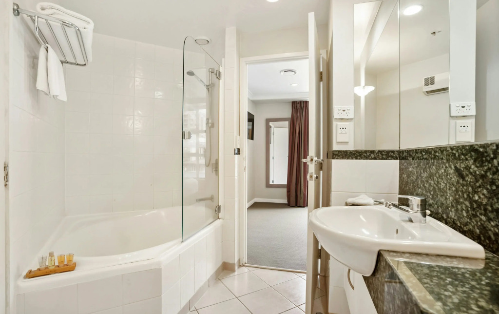 Parkside Hotel & Apartments
