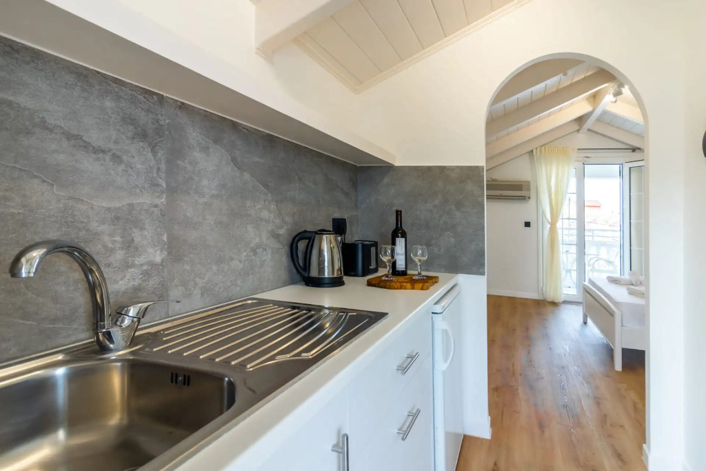 Alamis Hotel & Apartments