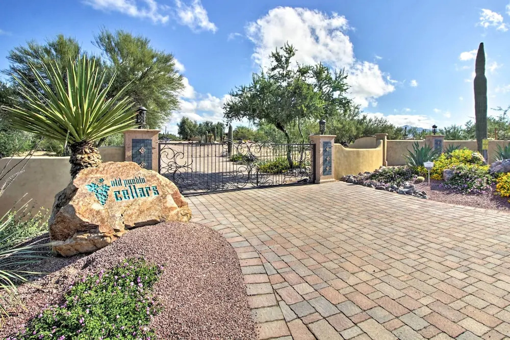 Luxe Tucson Vineyard Home w/ Views & Fire Pit
