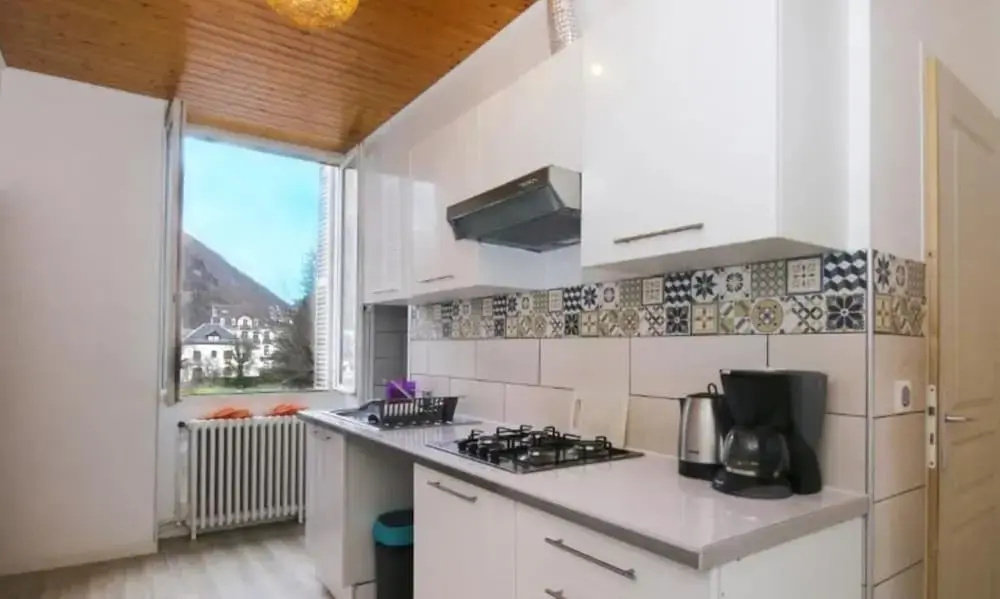 VILLA ILIXON - Appartements privés proche du centre de Luchon, parking, billard, jardin