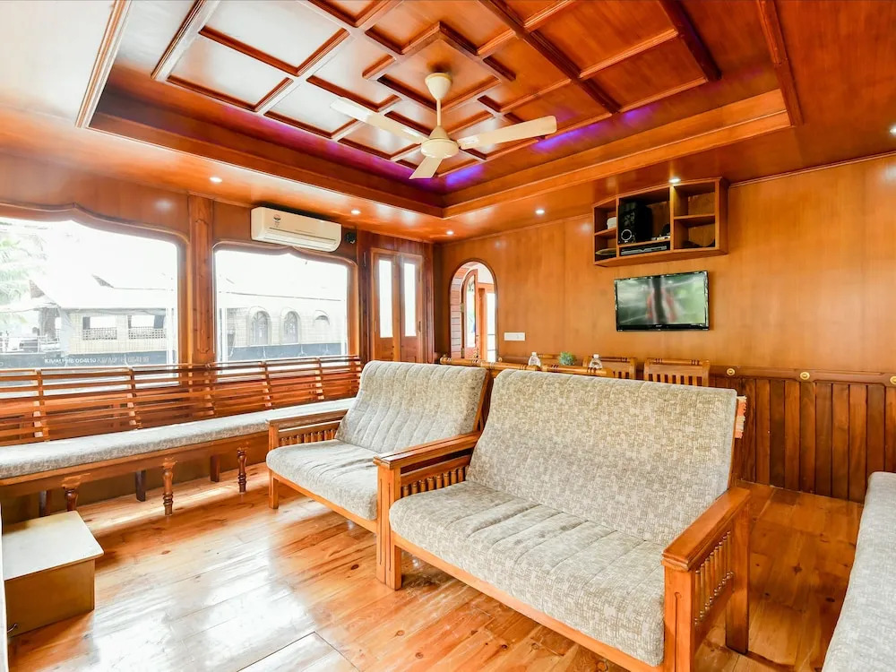 Oyo 24606 Waves And Wind 3Bhk Houseboat