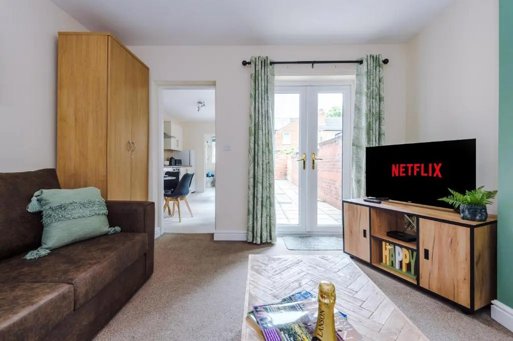 Modern apartment in Crewe by 53 Degrees Property, ideal for long-term Business & Contractors - Sleeps 4
