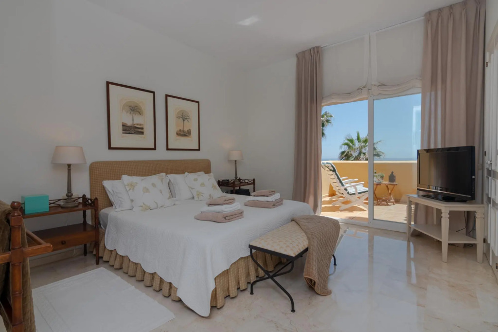 18166 - Superb Front Line Location - Heated Pool
