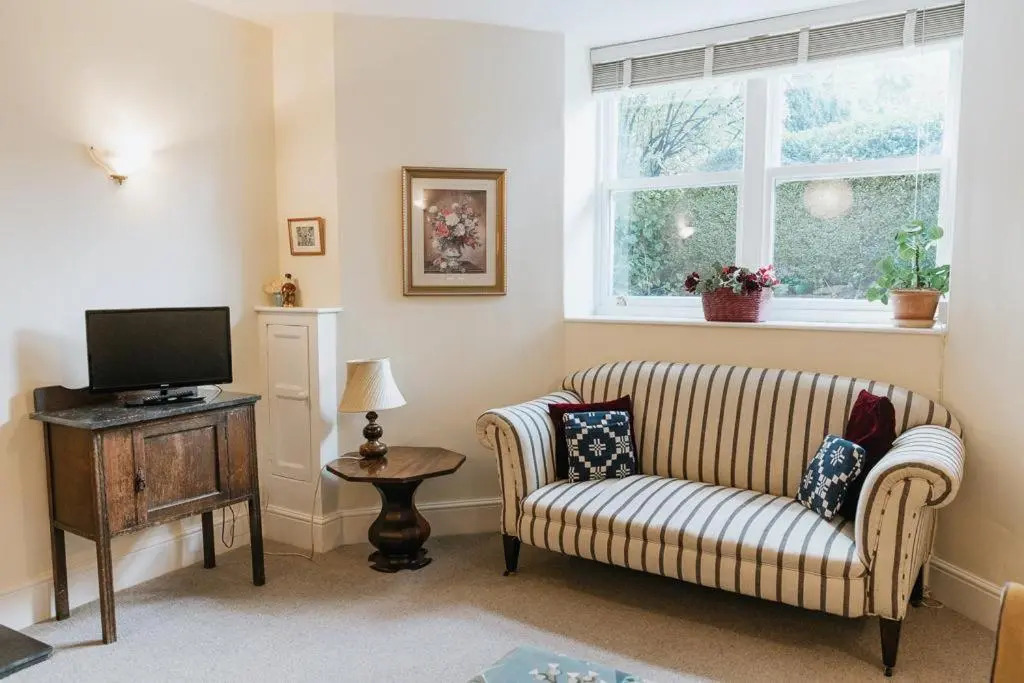 SUNNYSIDE APARTMENT - Spacious 2 Bedroom Ground Floor with Free Parking In Kendal, Cumbria