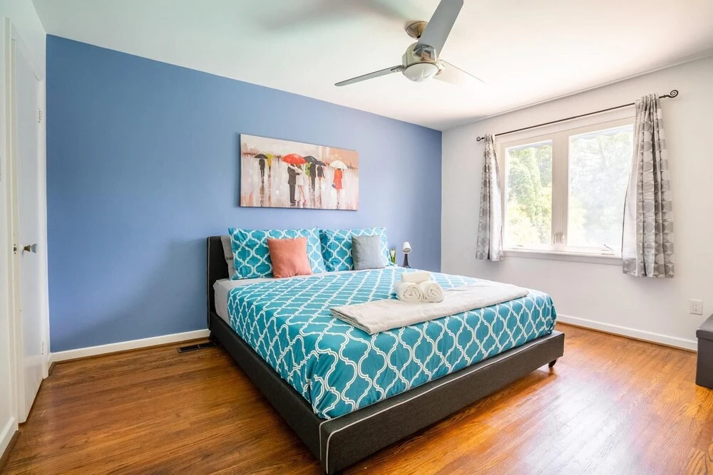 4BR Family Home - Sleeps 9 - w Private Pool Hot Tub