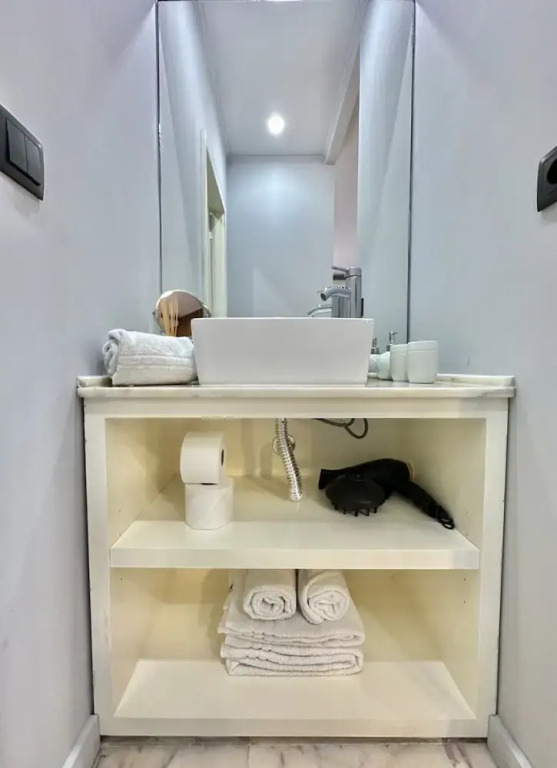 Bright Apartment Near Bolhao Metro Station
