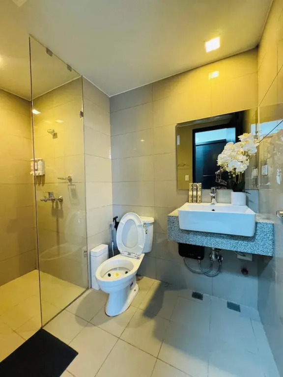 Luxury Staycation beside Okada