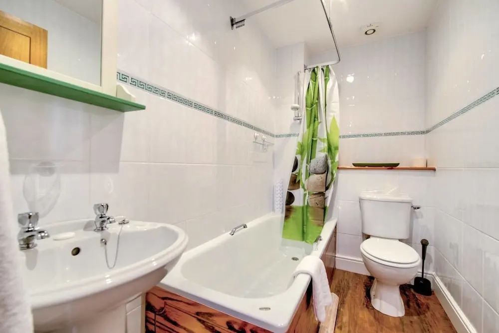 3bed/3bath Townhouse With Free Parking and Balcony