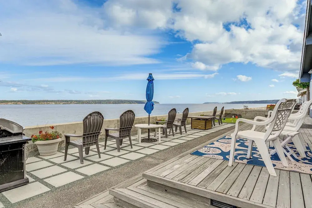 Beachfront Whidbey Island Home + Apartment!