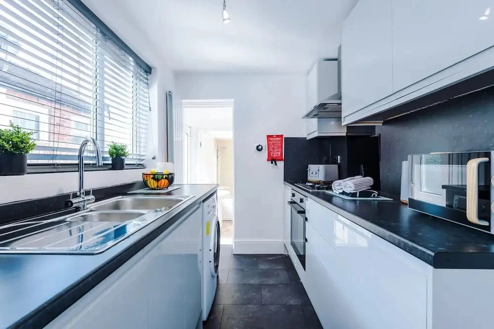 NEW Spacious Home Ideal for Groups Free Parking