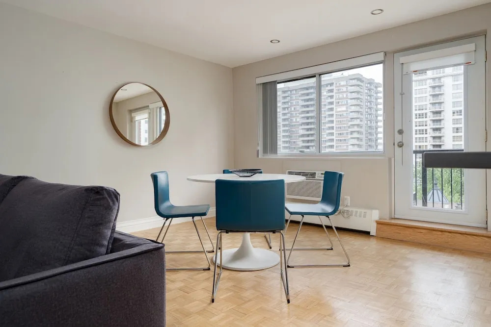 Bold Downtown Montréal Suites by Sonder