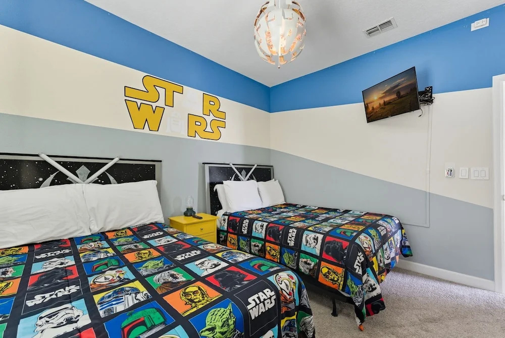 Modern 5BR Retreat Pool Water Park More