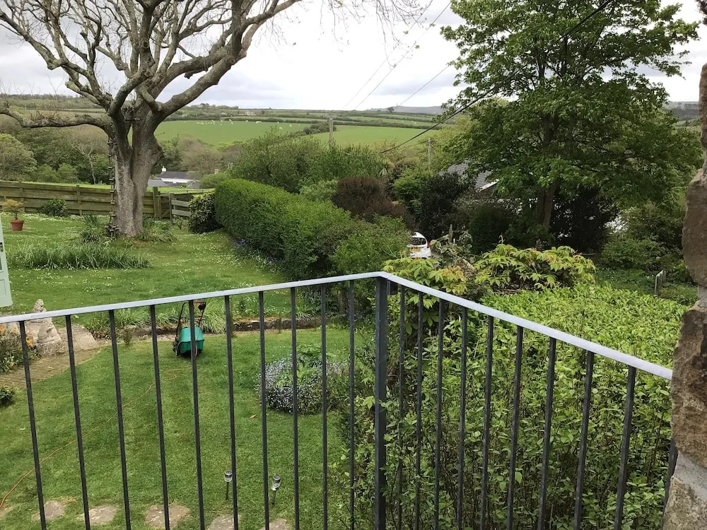 Cozy Camborne Studio Retreat With two Single Beds