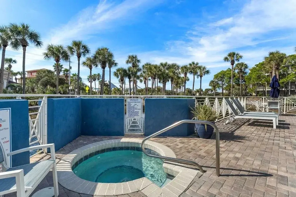 Steps to Beach w/ View, Pool + Tennis Luxe Top-floor Sea La Vie by Avantstay