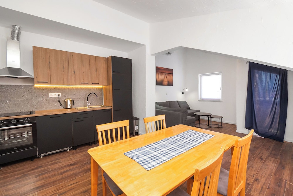Apartments and Rooms Mladen
