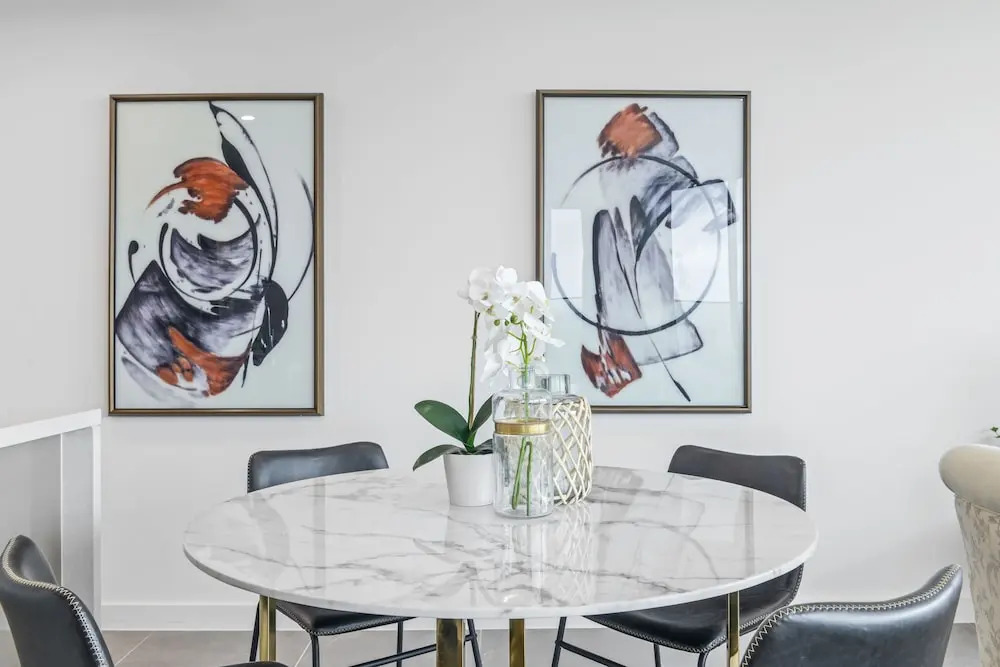 HomeHotel-Ultra Luxury 2 Bedroom next to Mall & Train