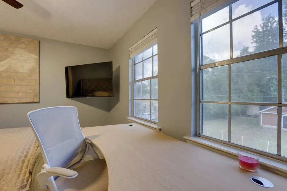 Pets Welcome! Humble Townhome 4 Mi to Airport