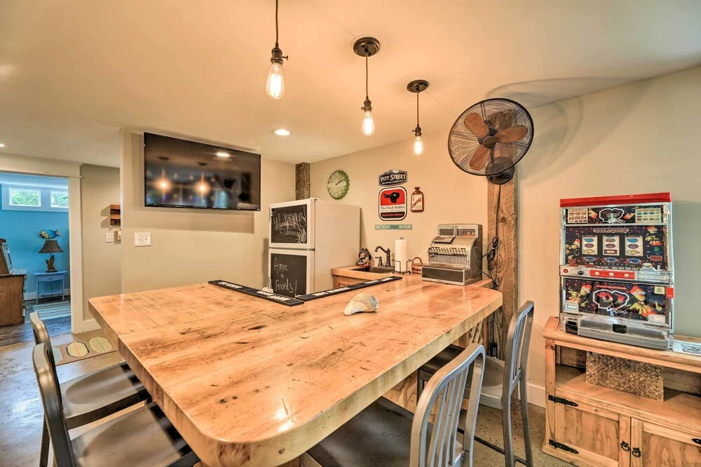 Bright Emerald Isle Home - Walk to the Beach!