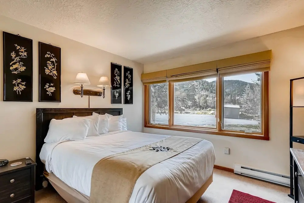 Premier 2BR 2BA in Lakeside Village- Kids Ski Free! condo
