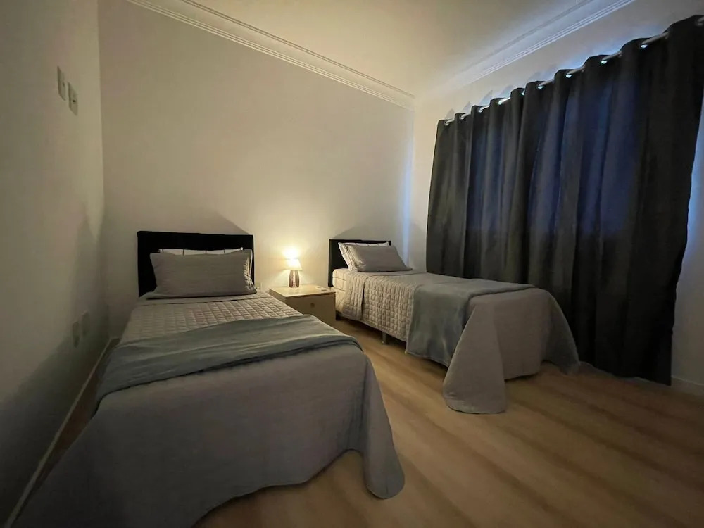 Amplo Apartamento Um Por Andar