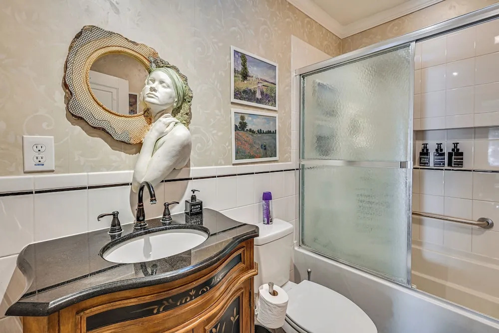 4 Mi to Dtwn! Tranquil Tampa Getaway w/ 2 Decks
