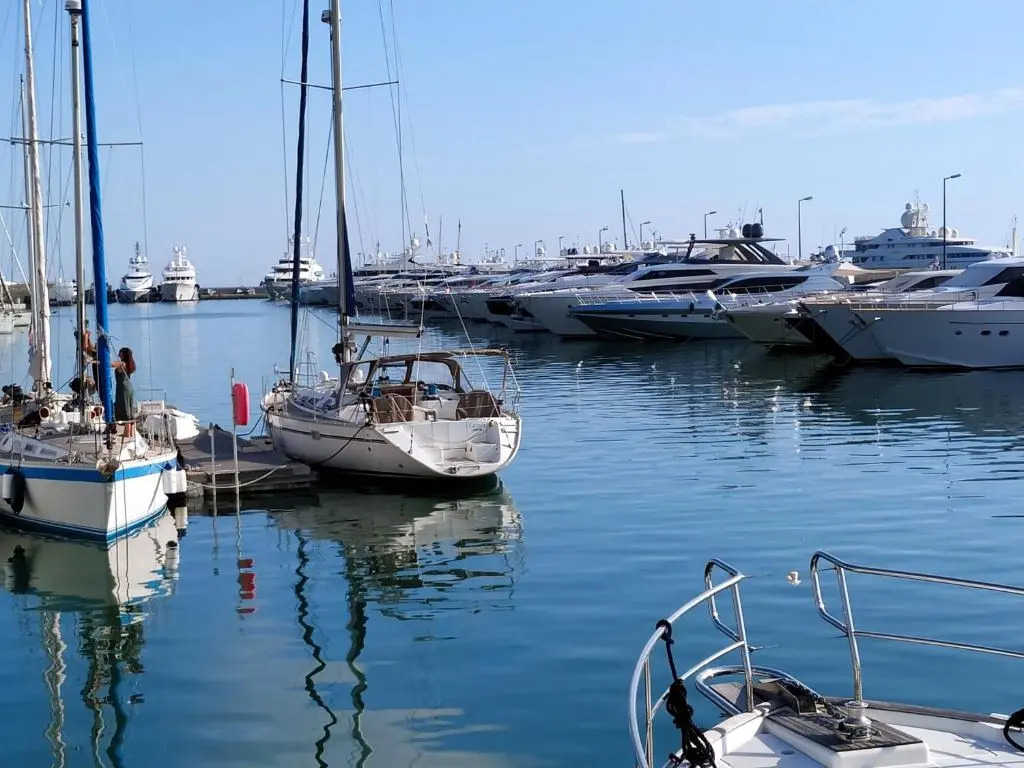 Ferretti 36 ' Bateau à Quai Vieux-Port Cannes Festival La Croisette