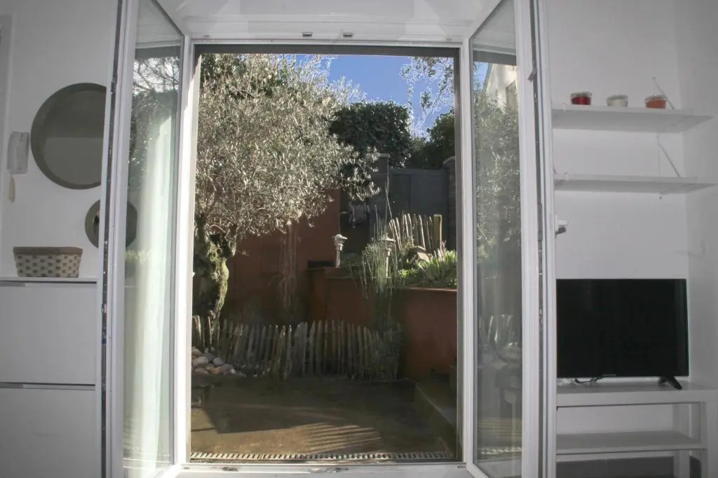 Appartement 2 Pièces Rez de Jardin / Terrasse Proche Gare et Hyper Centre