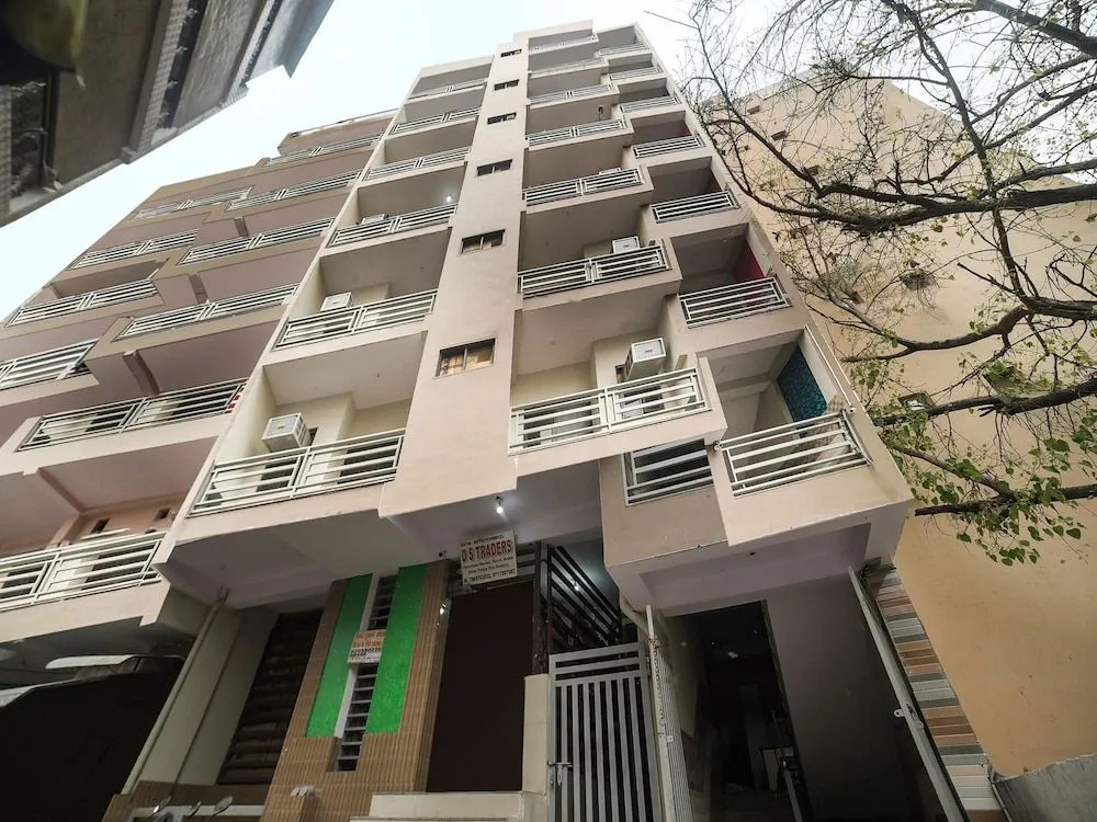 Oyo Flagship 30196 Noida Sector 5