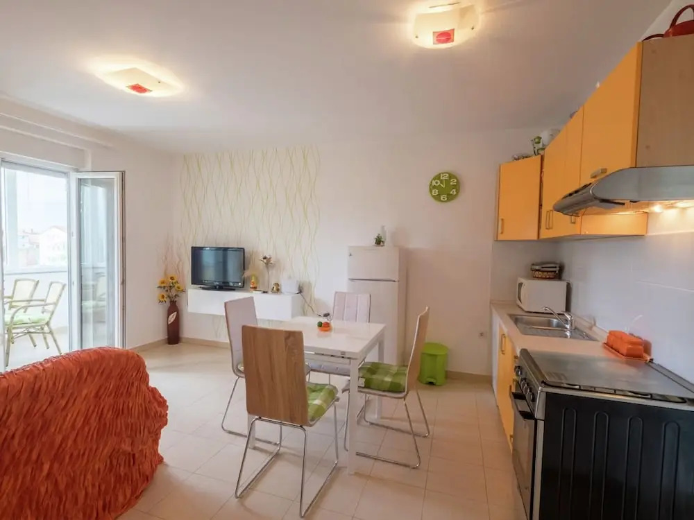 Comfortable Family Apartment Near the sea With Airconditioning, Wifi, and Parking