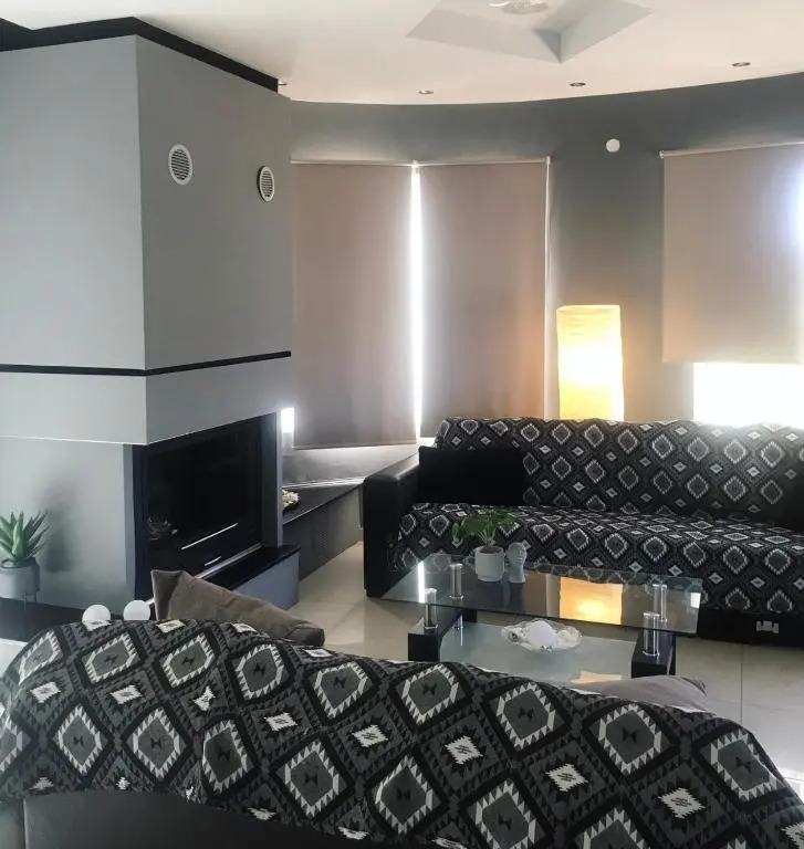 Modern Hilltop Family House w Amazing View