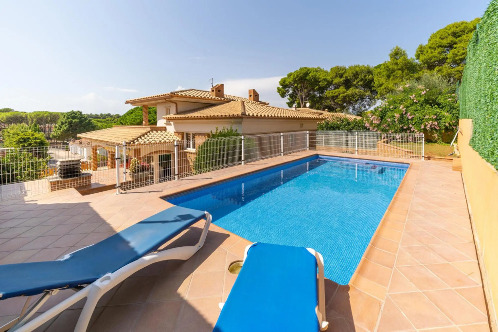 Eugenia in L'Escala with 4 bedrooms and 2 bathrooms