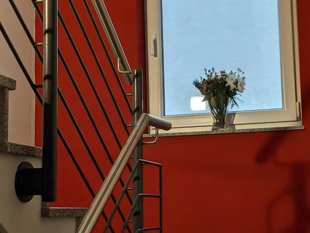 7SCHWABEN - 7 vollausgestattete Wohnungen unter einem Dach mitten in Bad Urach - Küche - Bad - WLAN - Waschmaschine - kostenloses Parken - E-Bike-Garage mit Ladestation - Altstadt, Bus, Bahn, E-Ladestation unter 5 Min - barrierefrei - rollstuhlgerecht