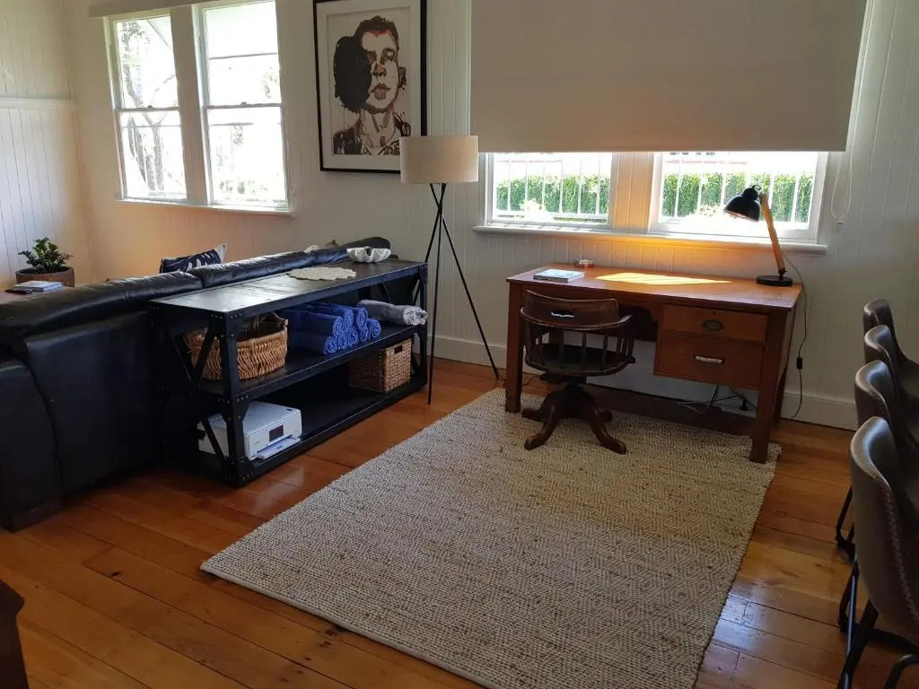 The Indooroopilly Queenslander - 4 Bedroom Family Home - Private Pool - Wifi - Netflix