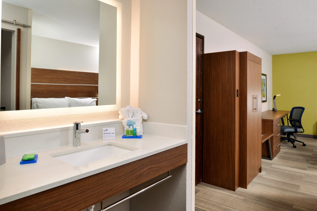 Holiday Inn Express Hotel & Suites North Kansas City by IHG