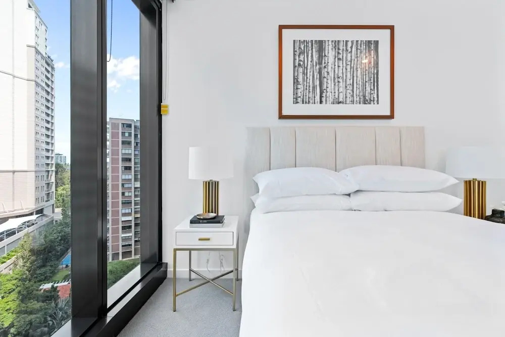 CBD High-rise 1-bed With Pool, Gym & Views