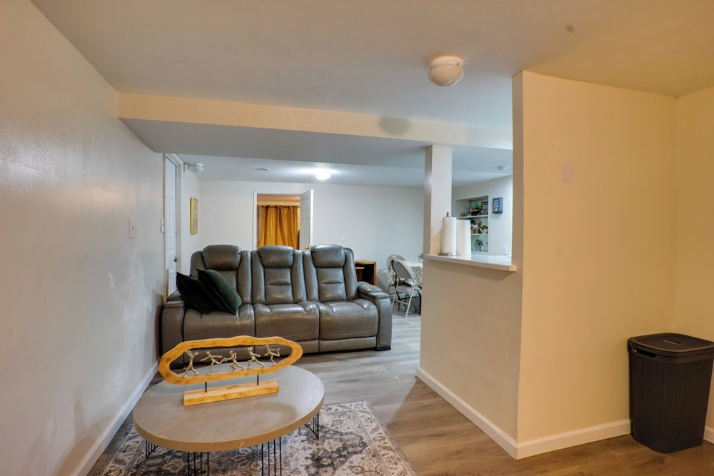1 Mi to UBS Arena! Pet-friendly Elmont Apartment