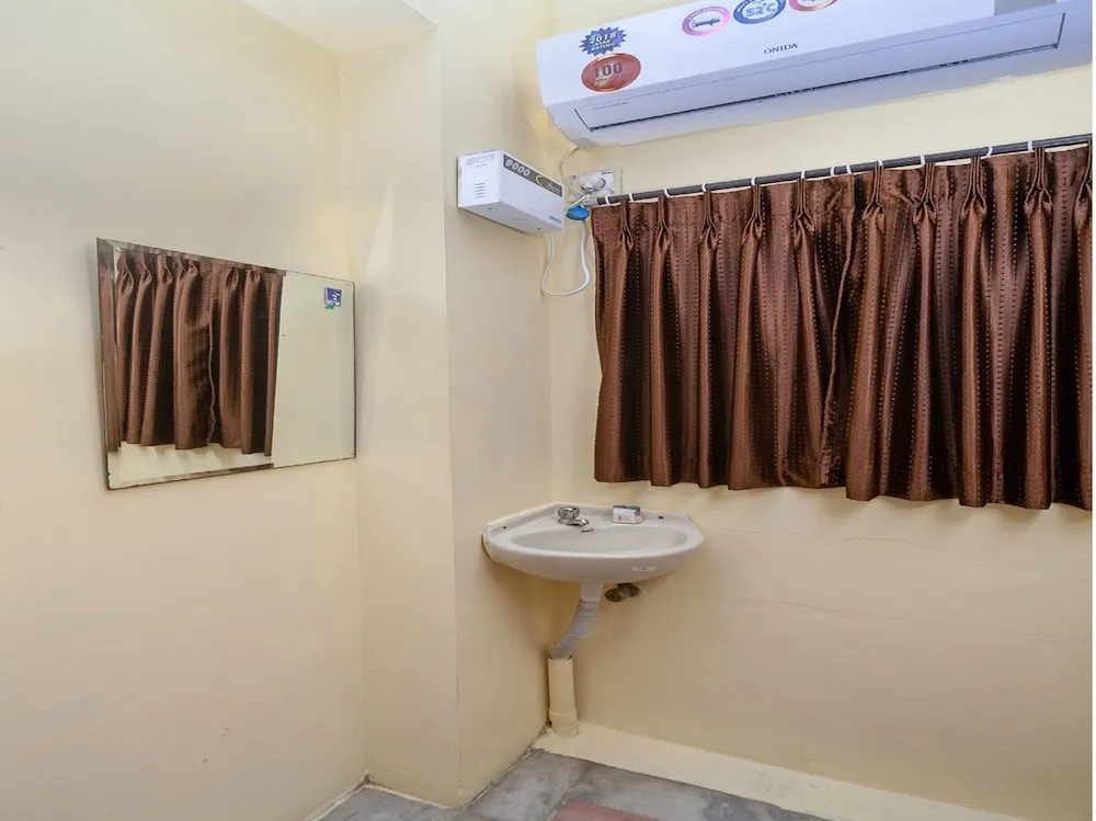 OYO 24898 Senthur Murugan Residency