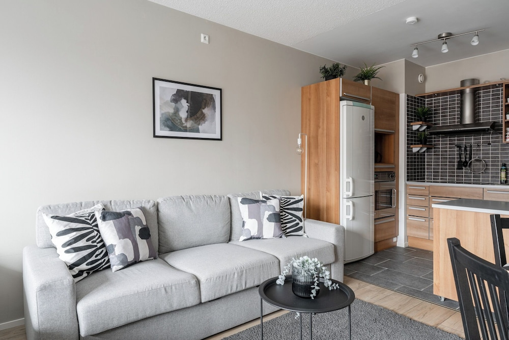 1BR Apt and Balcony next to Railway Station