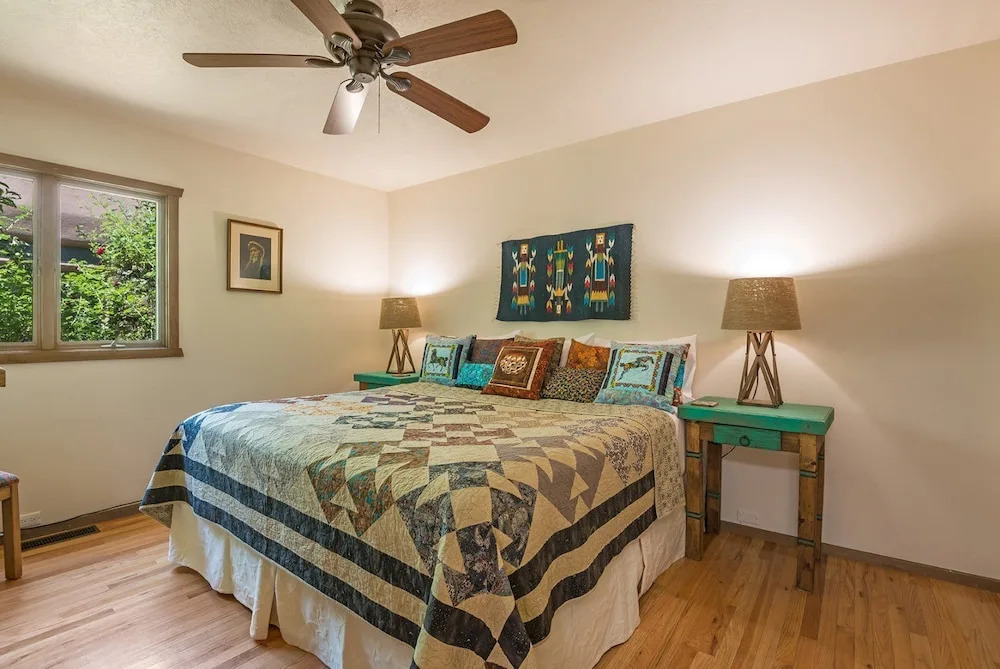 Alegre - Darling Vacation Home, Kiva Fireplace, Walk to the Plaza