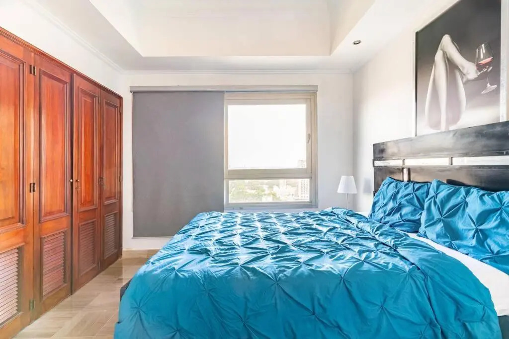 Luxurious 2BDR condo located in Prestigious Tower.