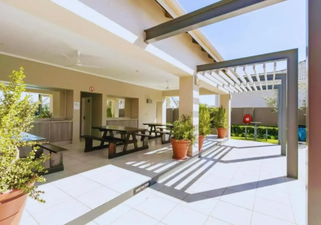 The Henlee Apartment on Ventura