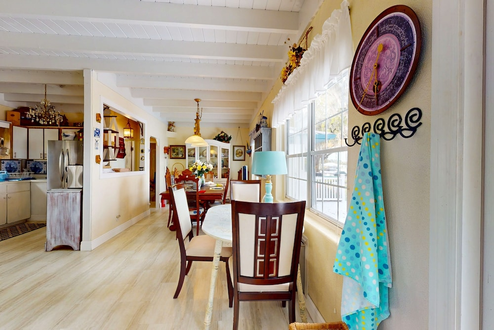 Spacious Lakefront House With Private Dock , gas Grill, Deck and Patio