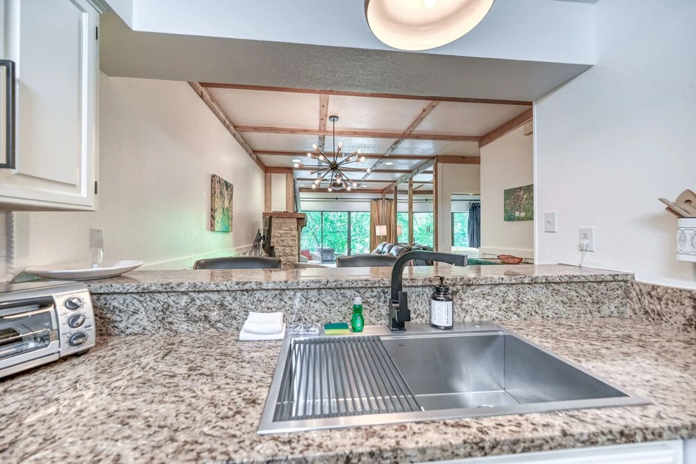 New! Luxurious Riverfront Condo Just 1 Blk to Schlitterbahn!