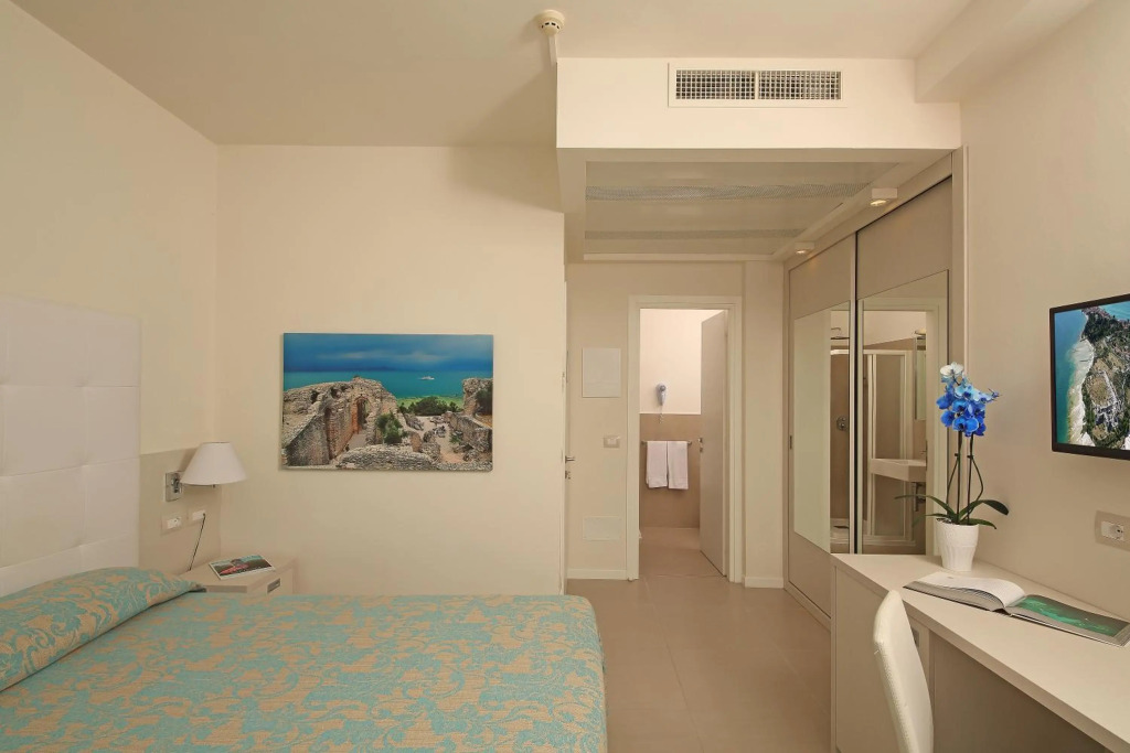 Hotel Holiday